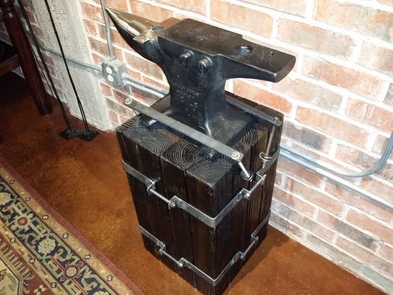 Mounted anvil accent piece