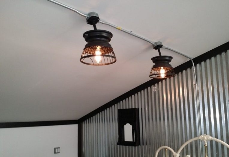 Trailer wheel pendant light